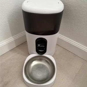 White and Black Automatic Pet Feeder